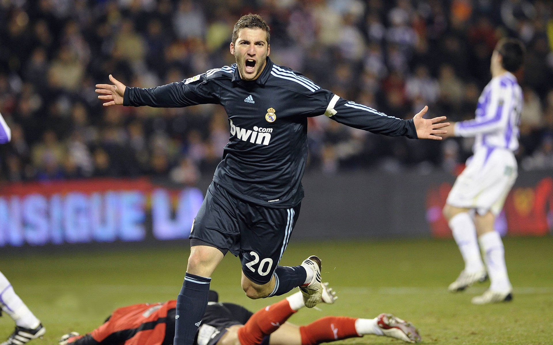 未来“足球巨星”在欧冠的惊艳首次亮相，未来足坛十大新星